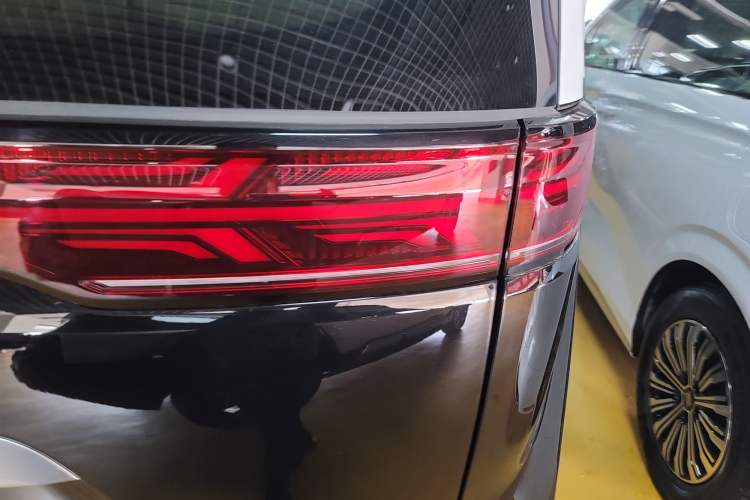 Used Denza D9 2025 DM-i Smart Drive 1020 Four-Wheel Drive Premium Model
