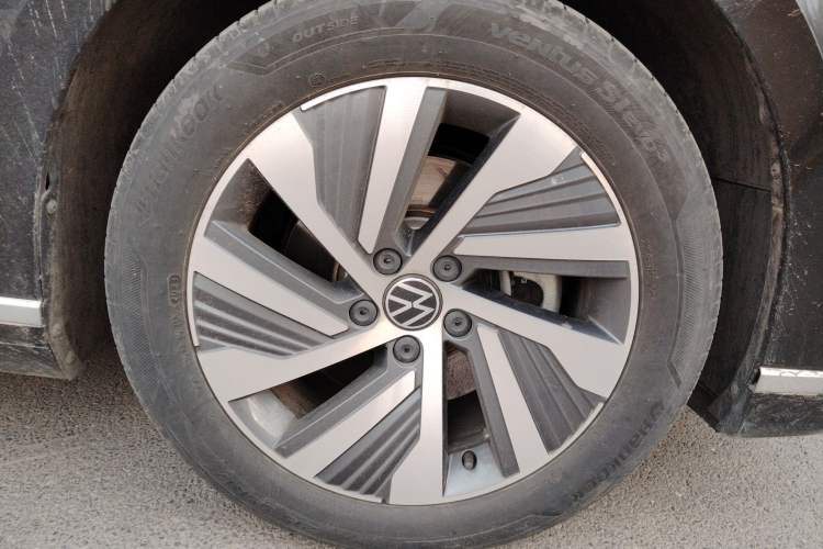 Used Volkswagen Magotan GTE Plug-in Hybrid 2022 GTE Luxury Model Right Front Wheel Hub