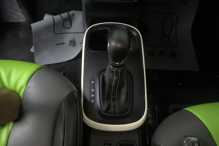 Used Roewe Clever 2021 302 km New Four-Seater Super-Efficient Version Gear Lever