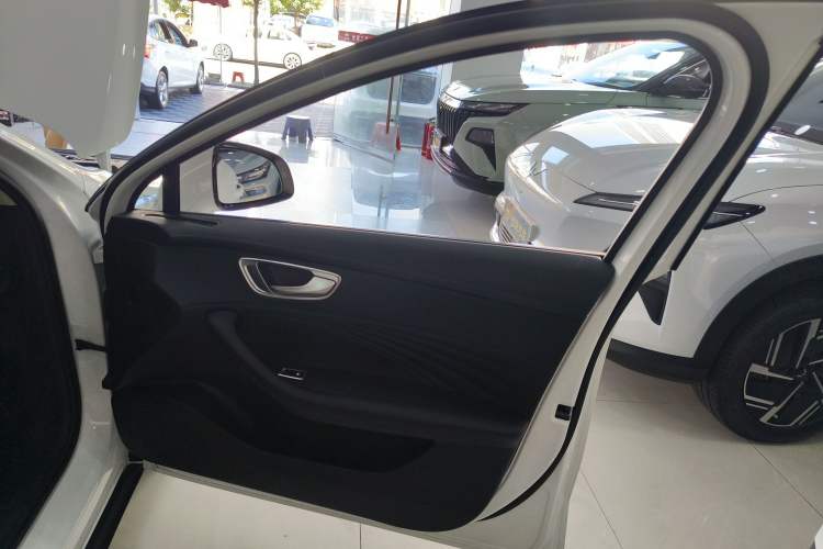 Used Roewe D7 2023 DMH 125km Superior Edition
