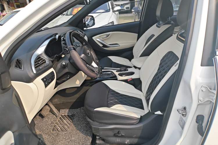 Used Soueast DX7 2017 1.5T Automatic White Rider Trim
