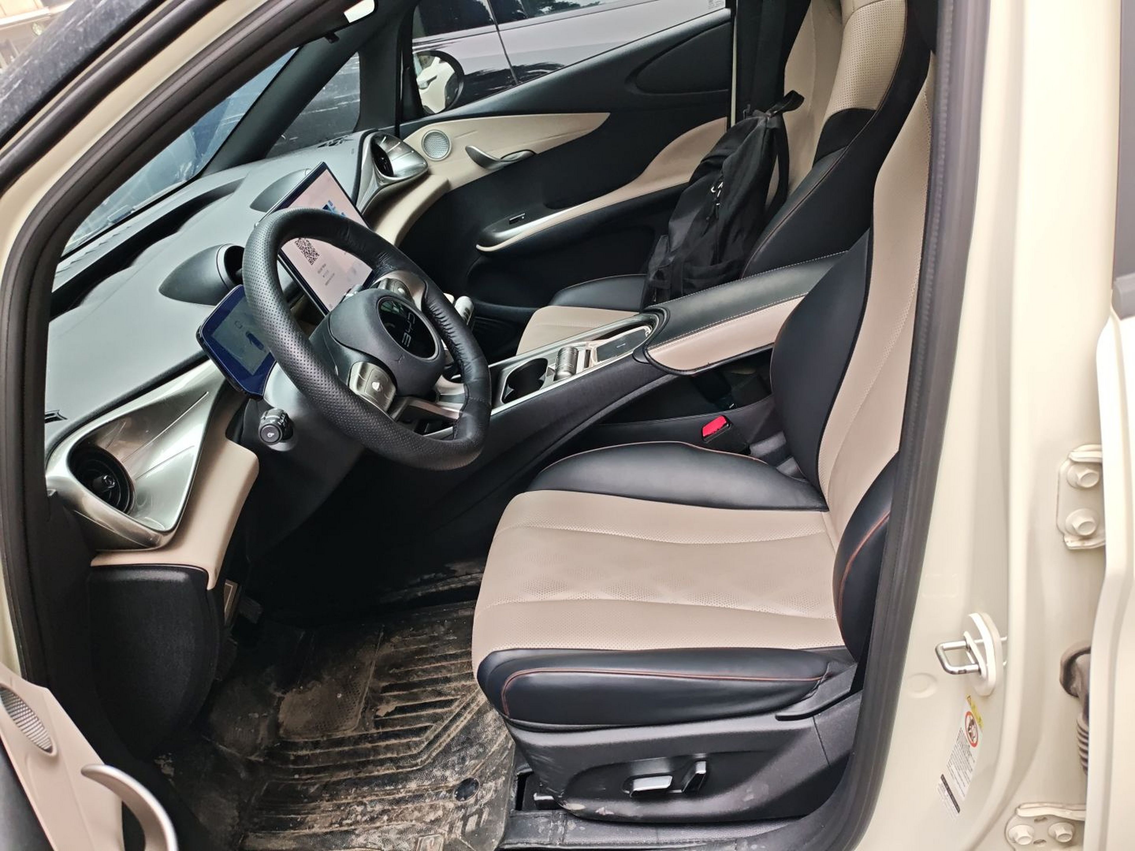 المقاعد الأمامية داخل السيارة