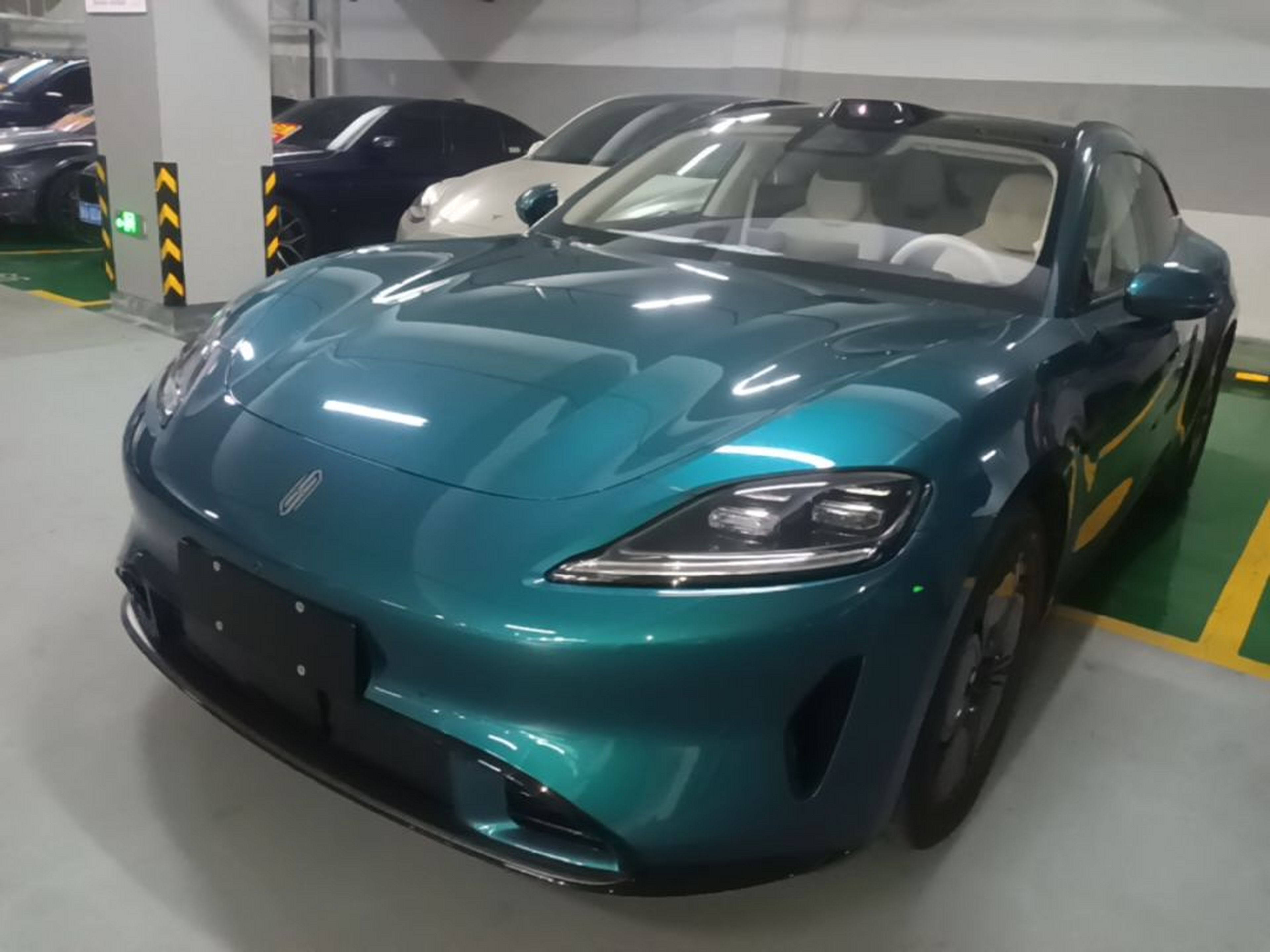 Под передней частью автомобиля