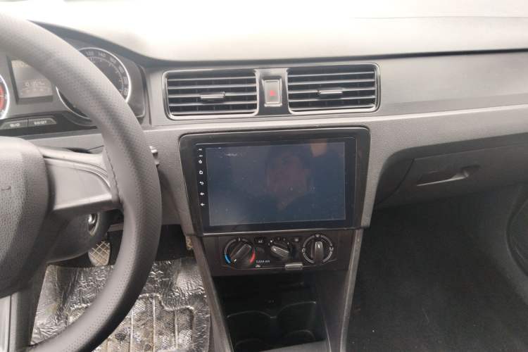 Used Skoda Rapid Spaceback 2016 Revised Version 1.6L Manual Front-Drive Edition Audio And AC Panel