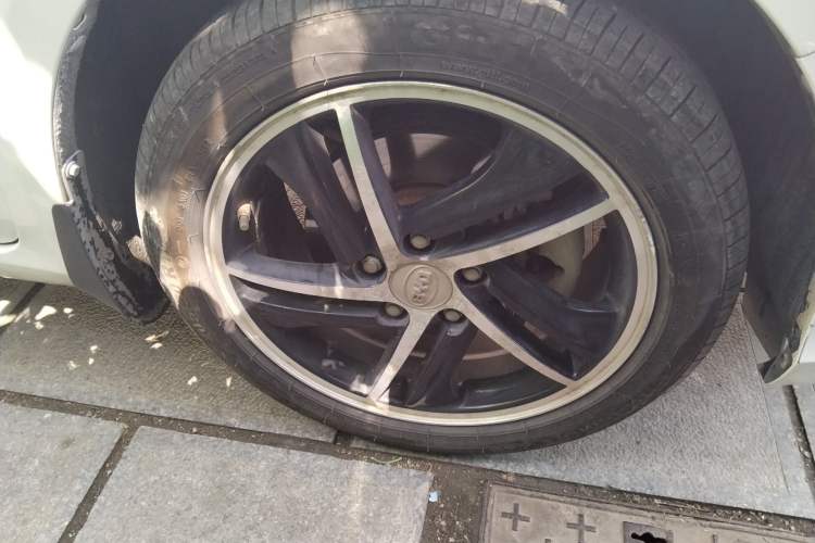 Used BYD Qin New Energy 2014 1.5T Flagship Model Right Front Wheel Hub