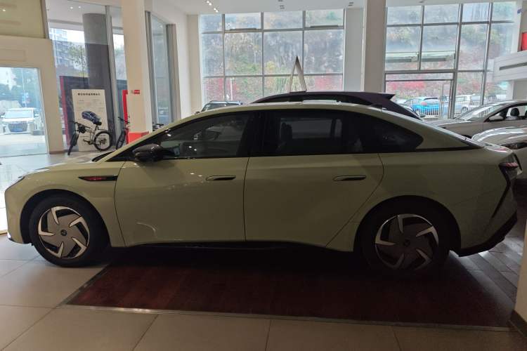 Used Hongqi EH7 2025 690 Smart Selection Edition
