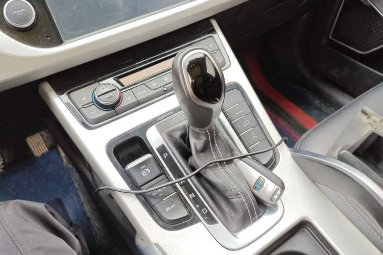 Used Geely Auto Emgrand X7 Sport 2018 1.8TD Automatic Two-Wheel Drive Smart Connect 4G Internet Edition Gear Lever