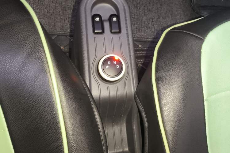 Used Wuling Hongguang MINIEV 2021 Macaron Fashion Model Lithium Iron Phosphate Gear Lever