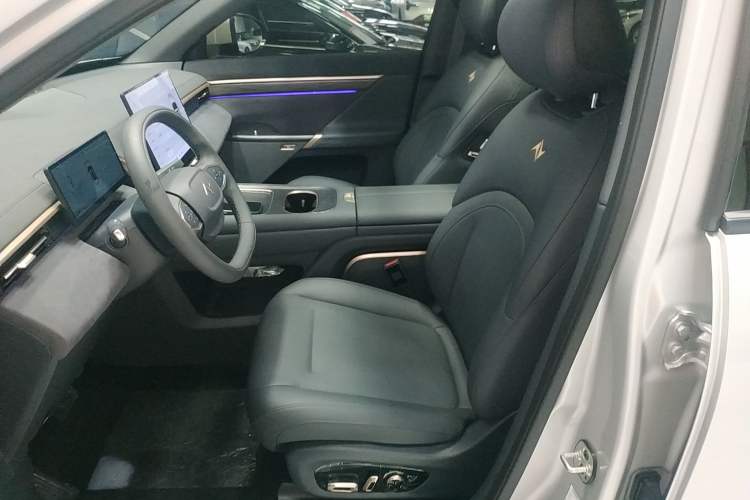 Used Dongfeng eπ eπ008 2025 210 Ultra Range-Extended Version 6 Seats Left Front Seat