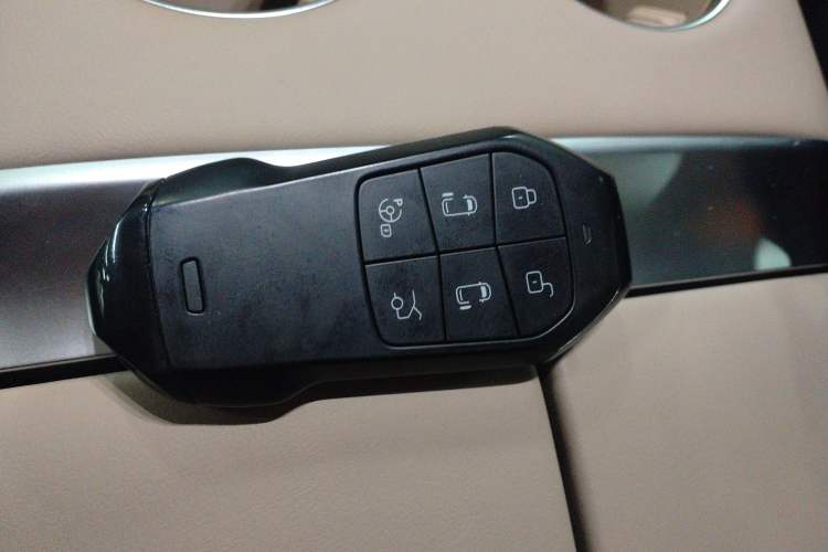 Used XPeng X9 2025 740 Ultra-Long Range Max Interior 1