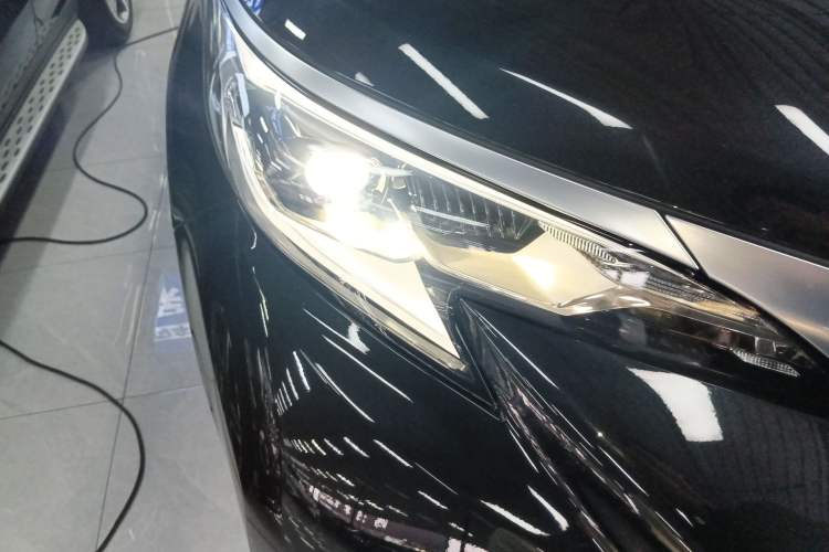 Used Toyota Granvia 2024 2.5L Hybrid Prestige PLUS Four-Wheel Drive Version Right Front Headlight