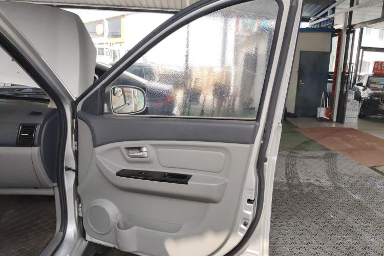 Used BAIC Weiwang M20 2014 1.5L practical type BJ415A Right Front Door Interior