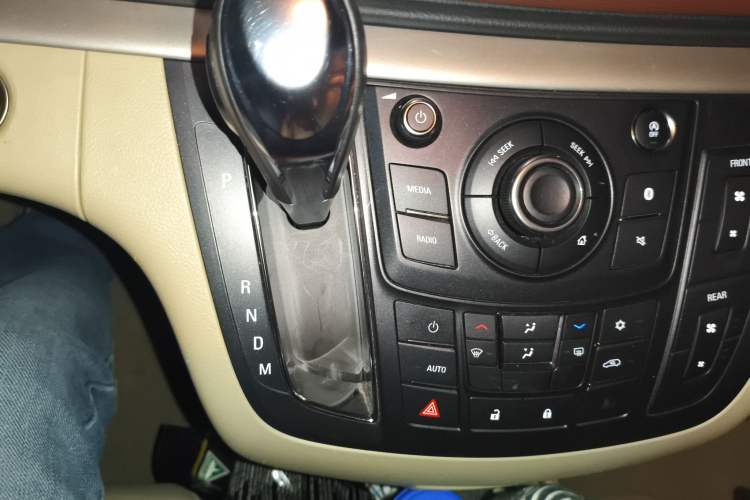 Used Buick GL8 2018 28T Luxury Model China VI Standard Gear Lever