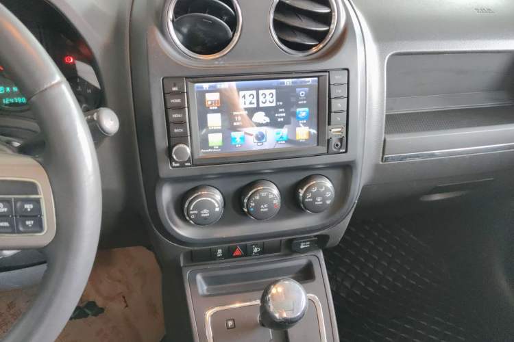 Used Jeep Compass 2013 2.4L four-wheel-drive sport version Audio And AC Panel