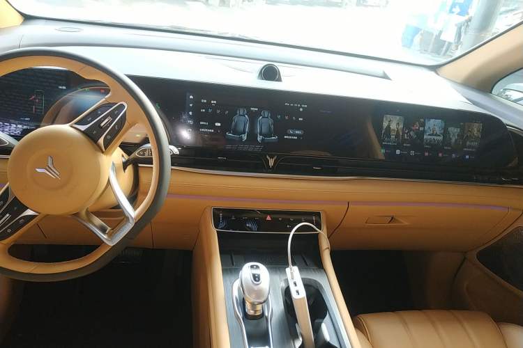 Used VOYAH Dream 2024 PHEV Extended-Range Premium Edition
