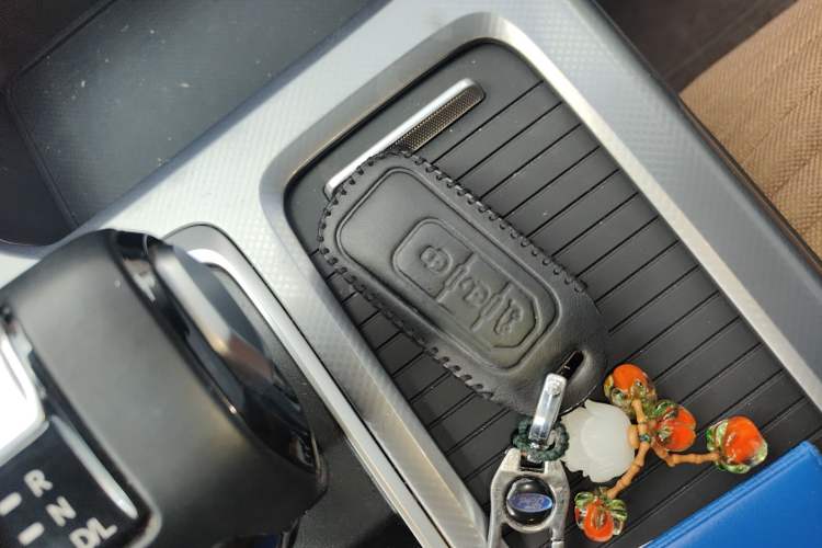 Used JMC Yuhu 2025 Short Wheelbase Double Cab Diesel Automatic Transmission Four-Wheel Drive Vehicle Key