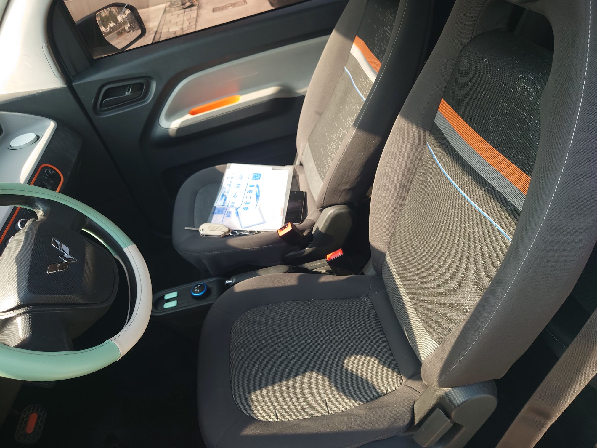 المقاعد الأمامية داخل السيارة