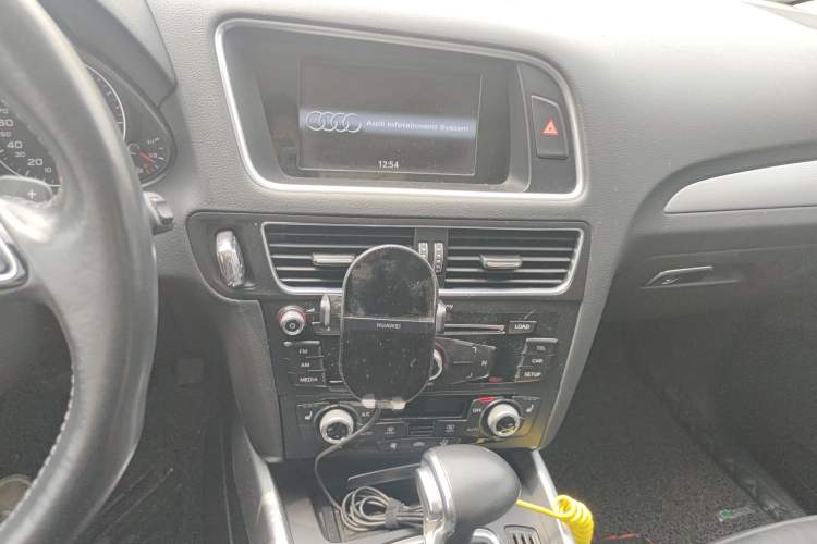 Used Audi Q5 2017 40 TFSI Technology Edition Audio And AC Panel