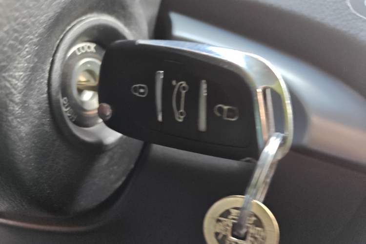 Used Kia Sorento 2013 2.4L 7-Seater Gasoline Comfort Version China IV Standard Vehicle Key