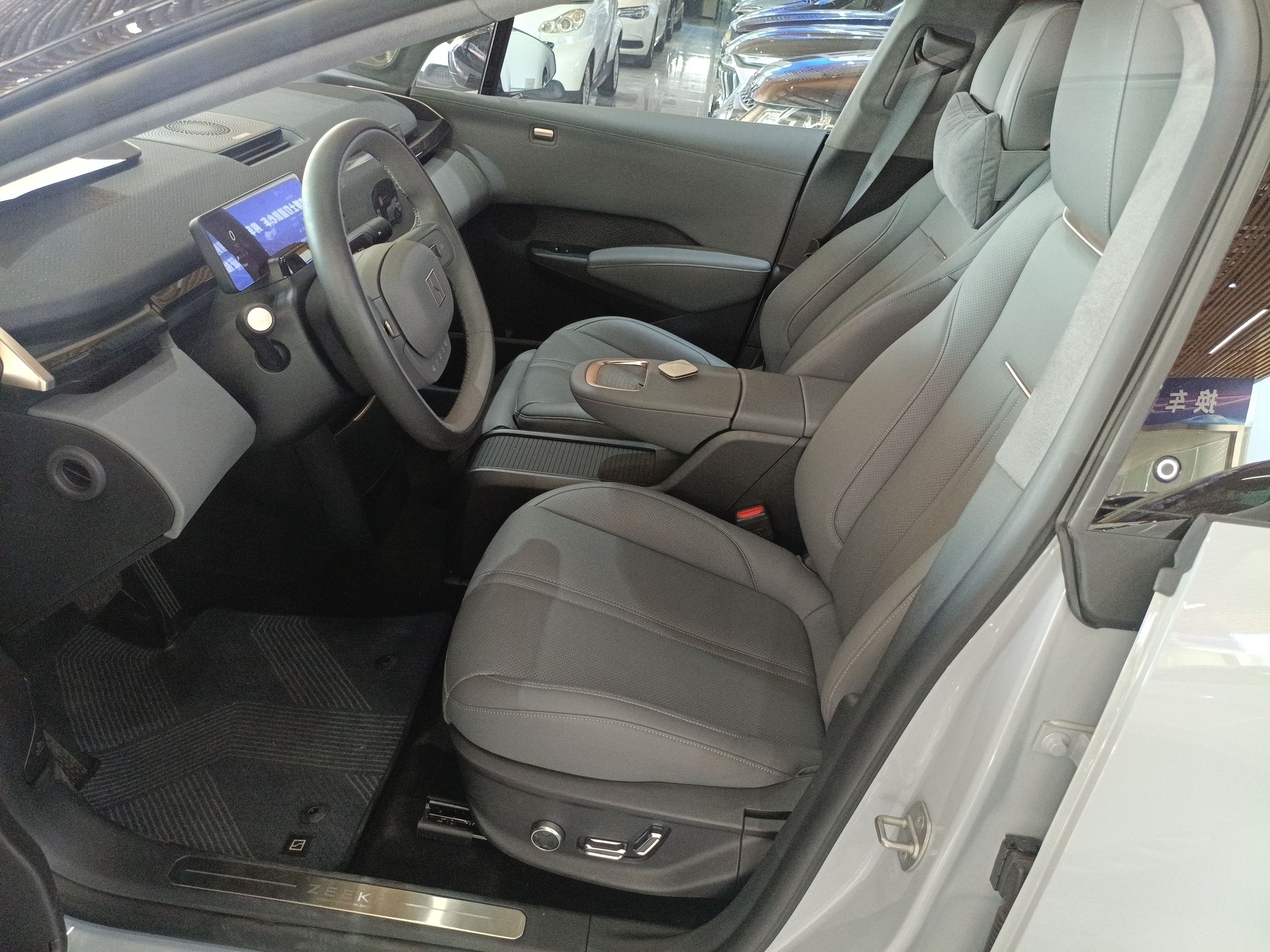 Переднее сиденье в автомобиле