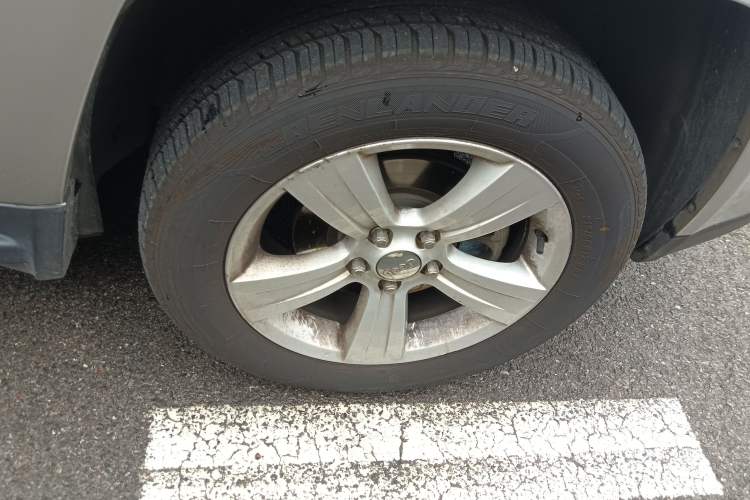 Used Jeep Compass 2011 2.4L four-wheel-drive sport version Right Front Wheel Hub