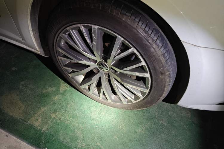 Used Volkswagen CC 2015 1.8TSI Luxury Model Right Front Wheel Hub