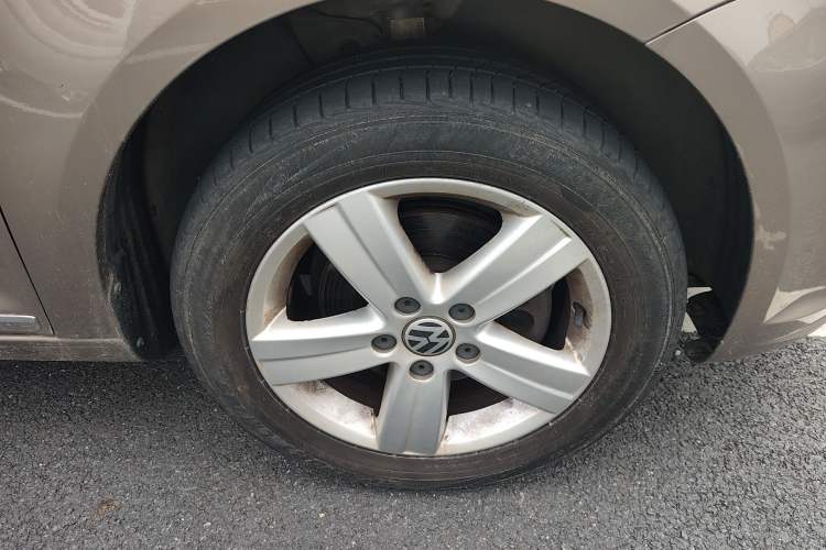 Used Volkswagen Touran 2015 1.4T DSG Comfort Edition 5 Seats Right Front Wheel Hub