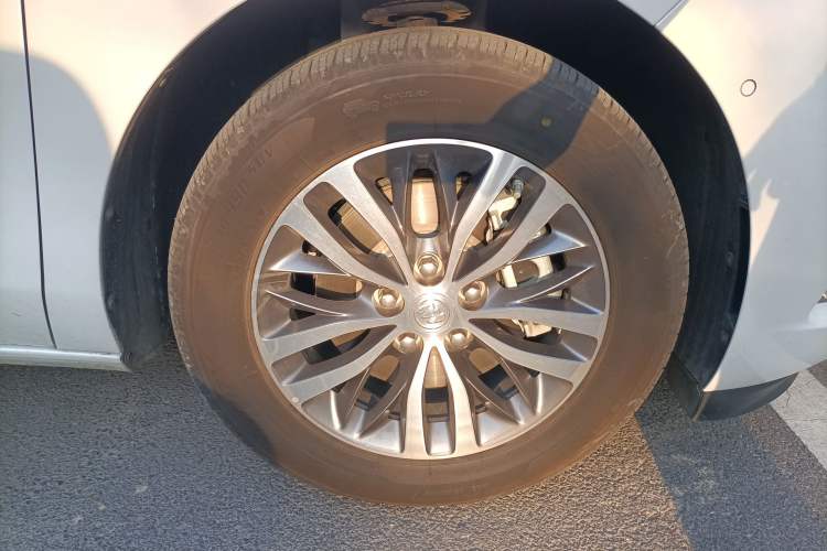 Used Buick GL8 2020 ES Land Cruiser 653T Luxury Edition Right Front Wheel Hub