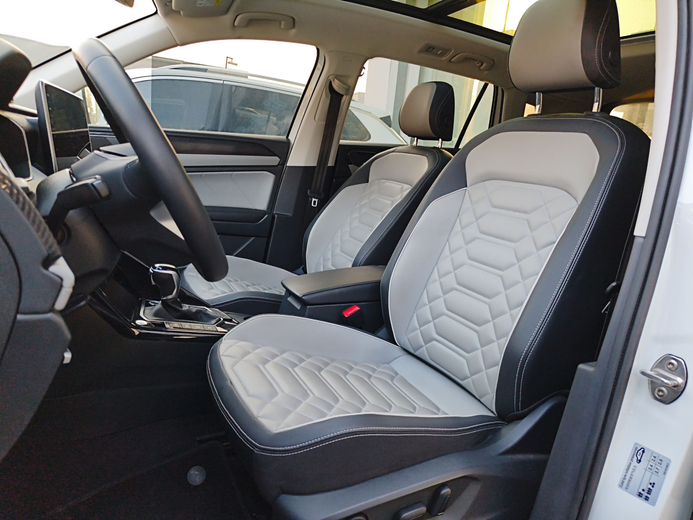 المقاعد الأمامية داخل السيارة