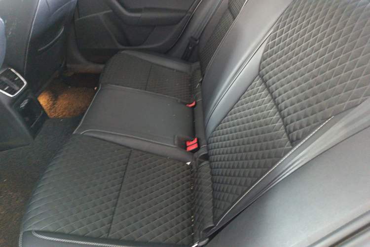 Used Skoda Octavia 2019 1.5L Automatic Smart Drive Luxury Edition China VI Standard Left Rear Seat