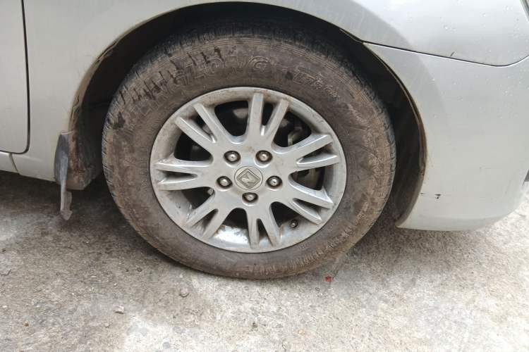 Used Zotye Z300 2014 1.6L Drive-Value Edition Automatic Elite Model Right Front Wheel Hub