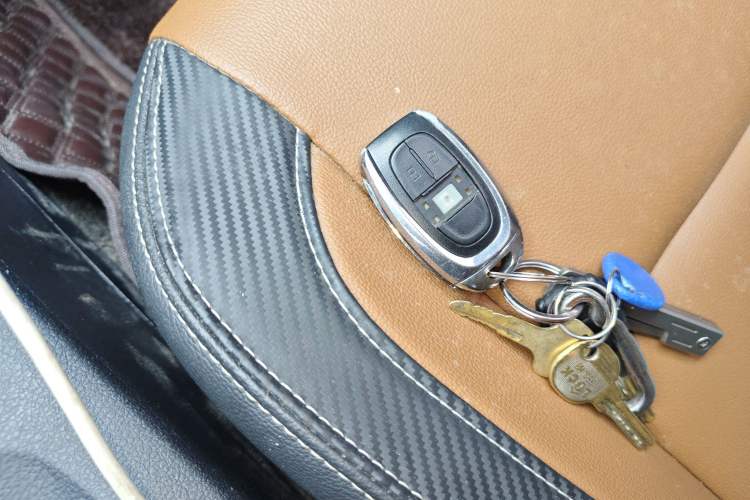 Used SAIC MAXUS T70 2021 2.0T Diesel Manual Two-Wheel Drive Entry-Level Version with Long Bed and High Ground Clearance
