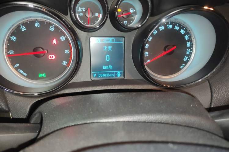 Used Buick Encore 2013 1.4T Automatic All-Wheel Drive Flagship Edition Odometer Close Up