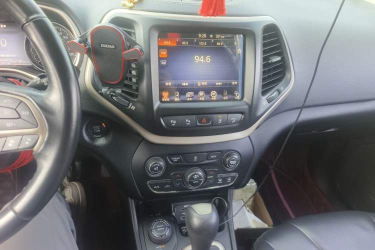 Used Jeep Cherokee 2014 2.4L Luxury Edition Audio And AC Panel