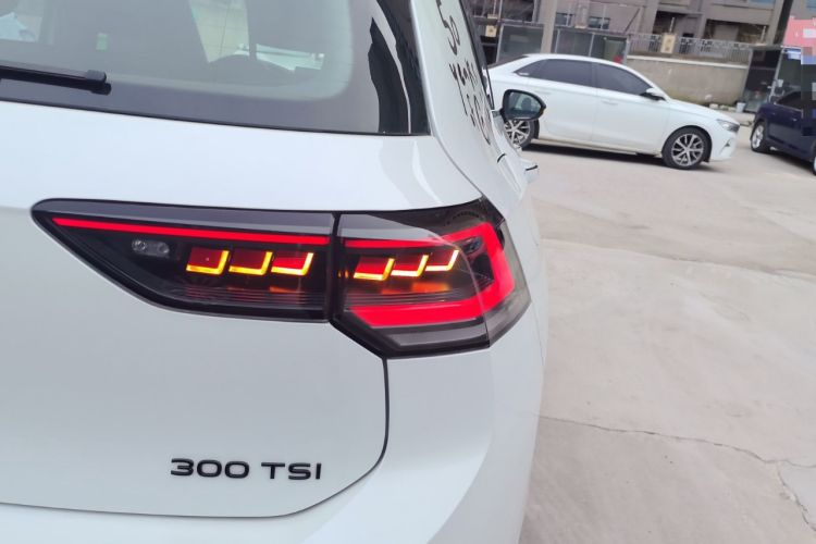 Used Volkswagen Golf 2025 300TSI R-Line
