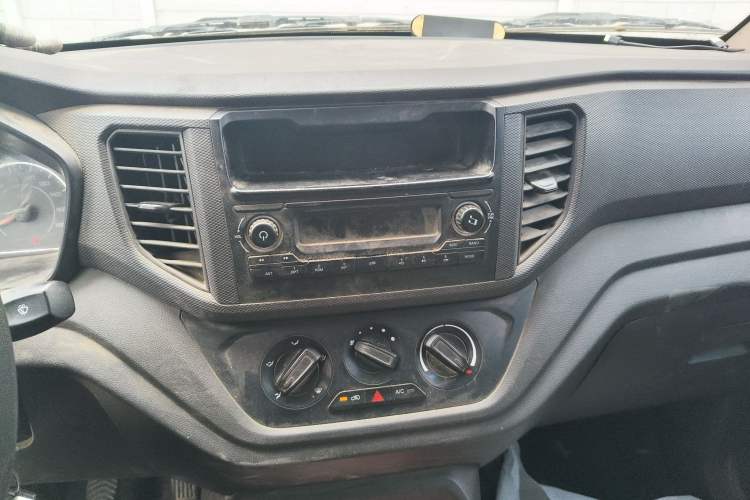 Used Wuling Hongguang V 2019 1.5L Jingqu Edition Sealed-Window Vehicle China VI LAR
