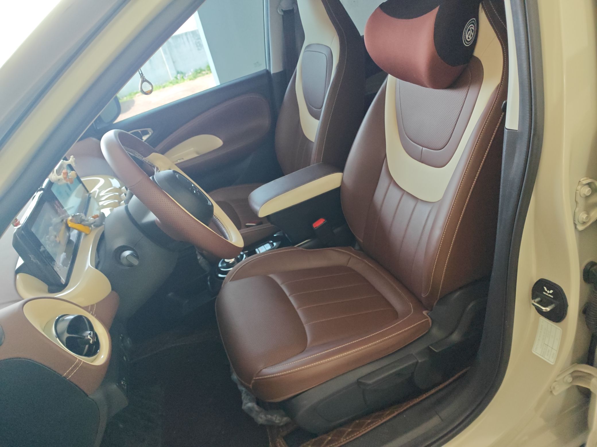 المقاعد الأمامية داخل السيارة