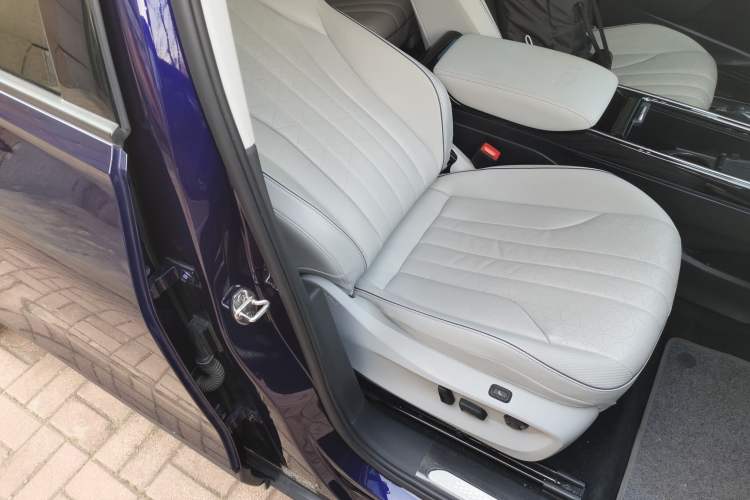 Used Volkswagen ID.6 X 2021 Pro Smart Long-Range Edition Right Front Seat