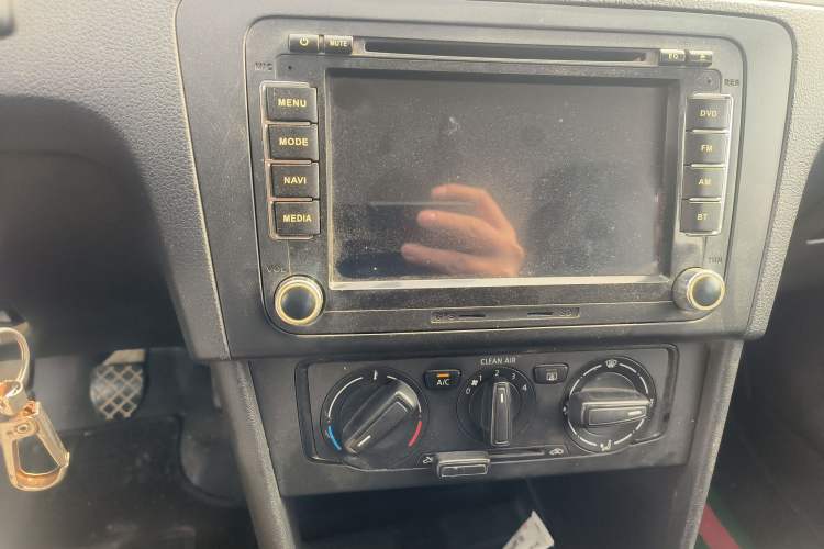 Used Volkswagen Santana 2015 1.4L Manual Fashion Edition Audio And AC Panel