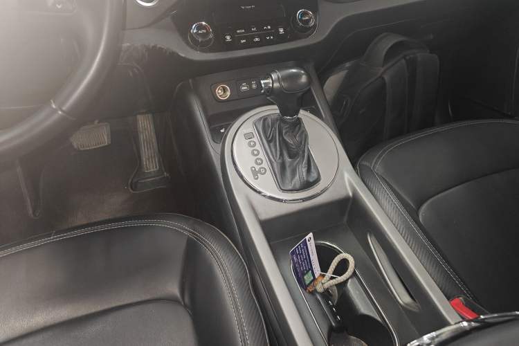 Used Kia Sportage R 2015 2.0L Automatic Two-Wheel Drive DLX Model Gear Lever