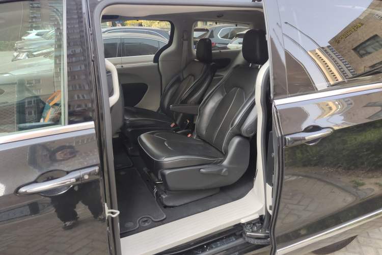 Used Chrysler Grand Voyager 2017 3.6L Premium Edition Left Rear Seat