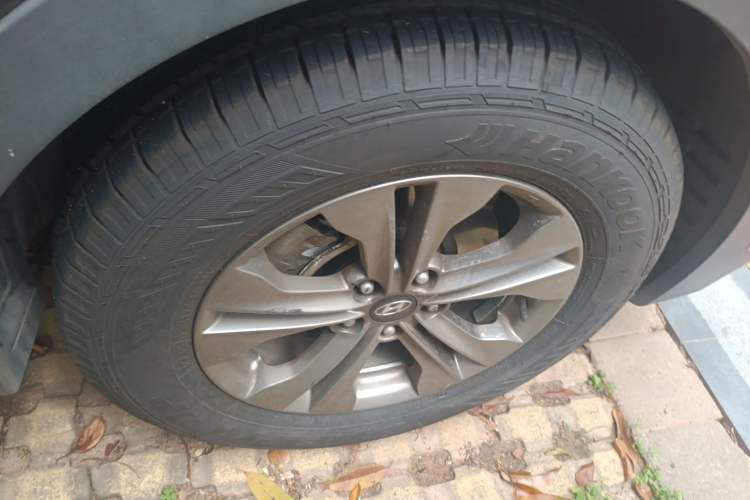 Used Hyundai Santa Fe 2013 2.4L Automatic Two-Wheel Drive Smart Version Right Front Wheel Hub