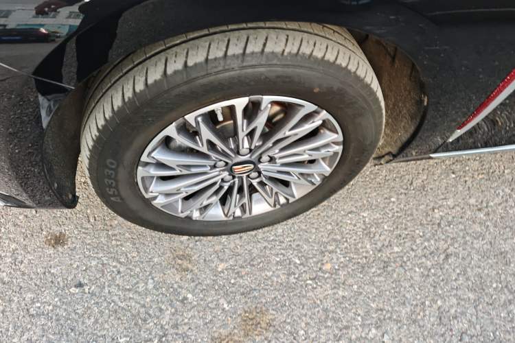 Used Hongqi H5 2023 2.0T Automatic Smart Connect Flagship Edition Left Front Wheel Hub