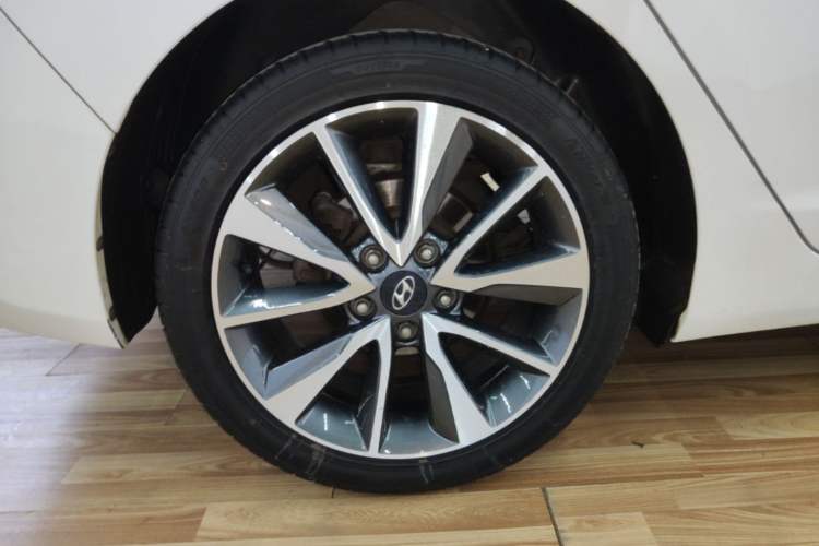 Used Hyundai Elantra (5th Generation / Langdong) 2015 1.6L Automatic Luxury Model Right Rear Wheel Hub