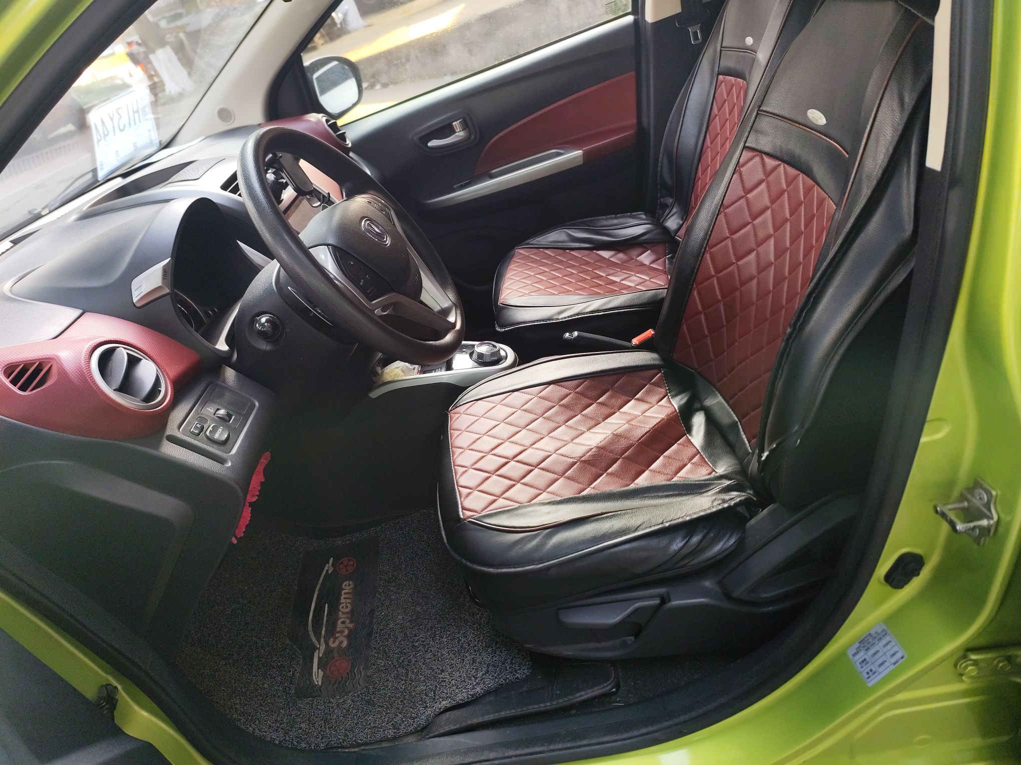 المقاعد الأمامية داخل السيارة