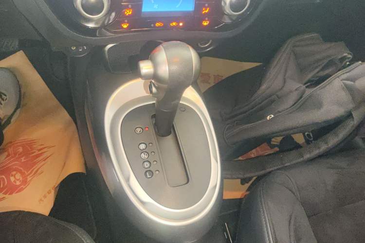 Used Infiniti ESQ 2014 1.6L Spontaneous Edition Gear Lever