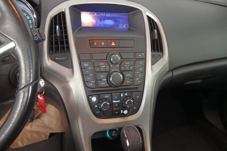 Used Buick GT 2010 XT 1.8L Automatic Fashion Edition Audio And AC Panel