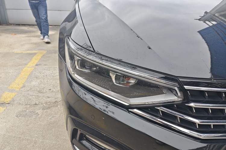 Used Volkswagen Magotan 2023 2 Million Units Commemorative Edition 330TSI DSG Luxury Version Right Front Headlight