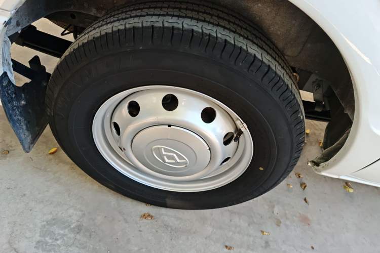 Used SAIC MAXUS Xintu V80 2023 2.0T Manual Classic Aoyuntong Short Wheelbase Ultra-Low Roof 5/6-Seater Right Rear Wheel Hub