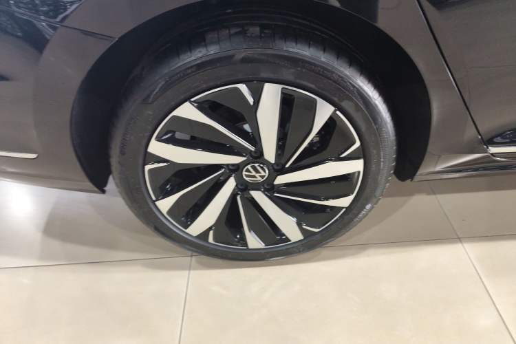 Used Volkswagen Passat 2026 Model, Outstanding 380TSI Longteng Edition Right Rear Wheel Hub